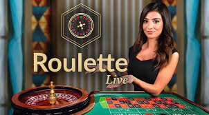 shankoemee a7 Live Baccarat Dealer ကတ်ဖြန့်နေသည့်မြင်ကွင်း